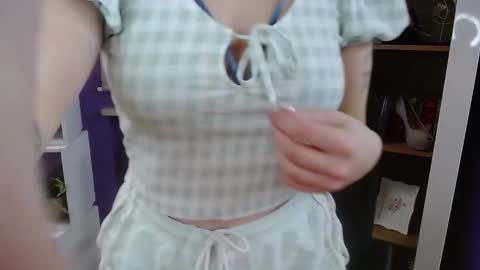 Z O E Y online show from January 15, 5:46 am