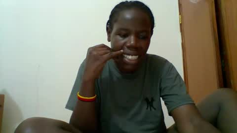 Snapshot of blacksexygal chatting on October 18, 7:04 pm SARAH online show from October 18, 7:04 pm