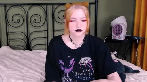 Snapshot of blacky_tea chatting on December 13, 4:38 pm blacky_tea online show from December 13, 4:38 pm