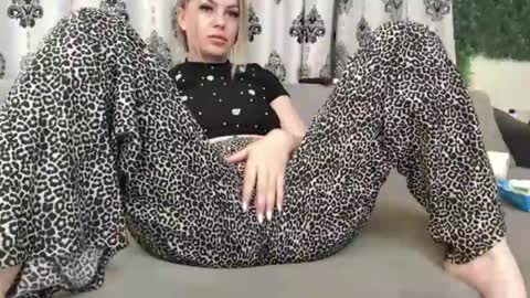 blonddaiana23 online show from April 26, 1:03 am