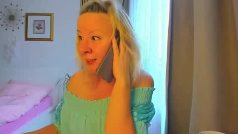 Snapshot of blonde_angel20 chatting on January 5, 9:15 am Nicole online show from January 5, 9:15 am