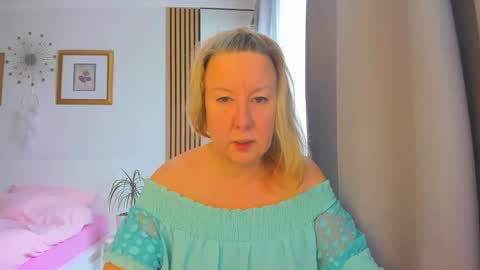 Snapshot of blonde_angel20 chatting on January 9, 9:06 am Nicole online show from January 9, 9:06 am