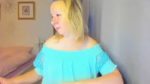 Snapshot of blonde_angel20 chatting on January 10, 5:15 am Nicole online show from January 10, 5:15 am