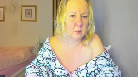 Snapshot of blonde_angel20 chatting on January 19, 5:18 pm Nicole online show from January 19, 5:18 pm