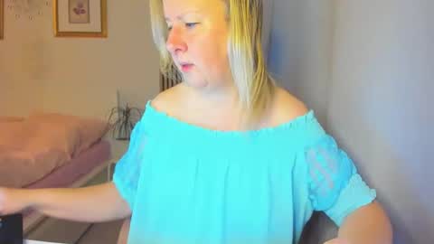 Snapshot of blonde_angel20 chatting on January 20, 5:37 am Nicole online show from January 20, 5:37 am