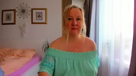 Nicole online show from February 4, 6:49 am