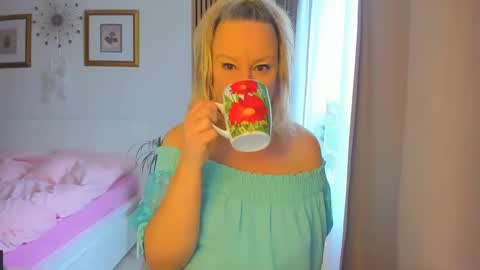 Snapshot of blonde_angel20 chatting on January 17, 9:28 am Nicole online show from January 17, 9:28 am