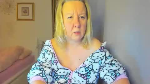 Snapshot of blonde_angel20 chatting on January 4, 4:22 pm Nicole online show from January 4, 4:22 pm