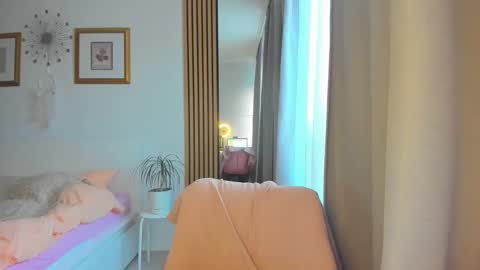 Snapshot of blonde_angel20 chatting on February 25, 5:41 am Nicole online show from February 25, 5:41 am
