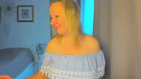 Snapshot of blonde_angel20 chatting on January 22, 8:29 am Nicole online show from January 22, 8:29 am