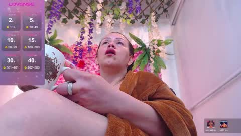 blonde_squirt_ online show from February 13, 3:35 pm