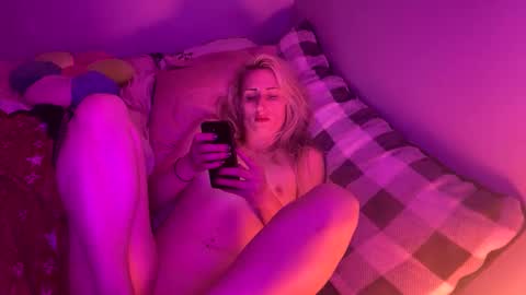 Snapshot of blondebellaaa3 chatting on September 18, 1:48 am Gia online show from September 18, 1:48 am