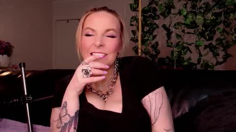 Snapshot of blondejj chatting on October 14, 8:17 am JJ online show from October 14, 8:17 am