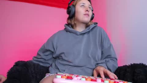 Bonnie Help me reach 500 likes online show from February 1, 8:18 pm