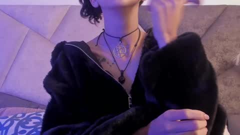 Snapshot of bonniecute_ chatting on March 5, 11:38 am online show from March 5, 11:38 am