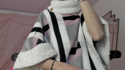 Snapshot of bonniecute_ chatting on February 1, 11:32 am online show from February 1, 11:32 am