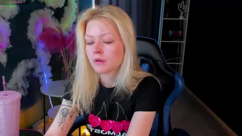 Robin online show from April 27, 3:03 am