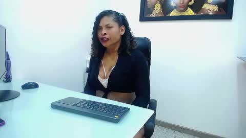 Snapshot of camiilareyes chatting on October 10, 8:58 pm CamiilaReyes online show from October 10, 8:58 pm