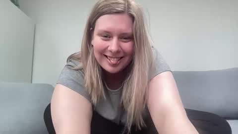 Snapshot of camkiki22217650 chatting on October 1, 7:35 am kiki90909 online show from October 1, 7:35 am