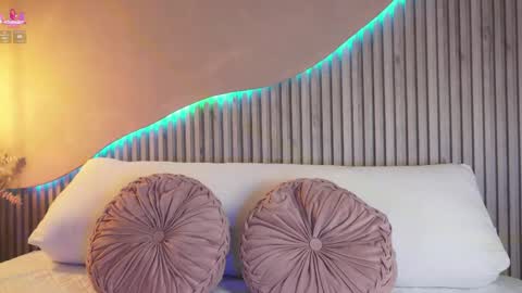 Canela Hot  online show from April 19, 12:16 pm