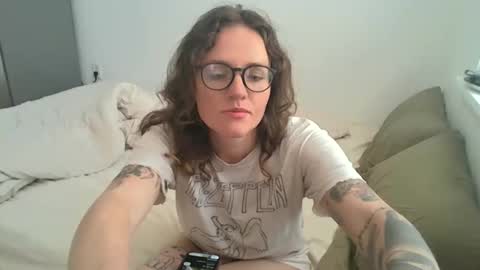 caraviolet online show from May 20, 6:05 pm
