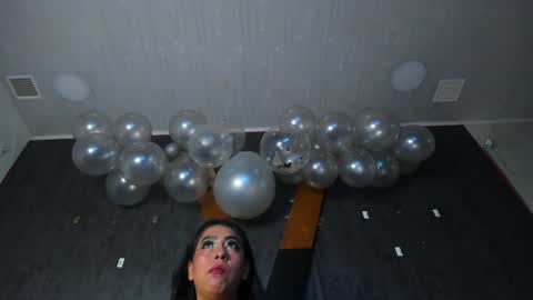 Snapshot of carolinaarias_ chatting on December 27, 8:07 pm carolina online show from December 27, 8:07 pm