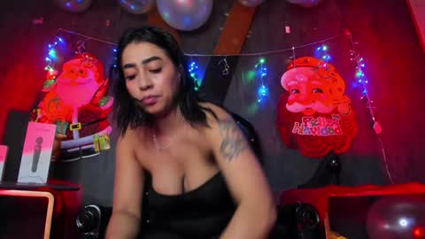 Snapshot of carolinaarias_ chatting on December 13, 8:25 pm carolina online show from December 13, 8:25 pm