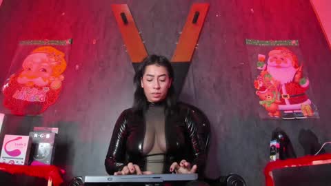 Snapshot of carolinaarias_ chatting on December 3, 8:28 pm carolina online show from December 3, 8:28 pm