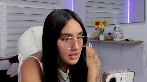 caroline_rodriguez_9 online show from April 18, 7:18 pm