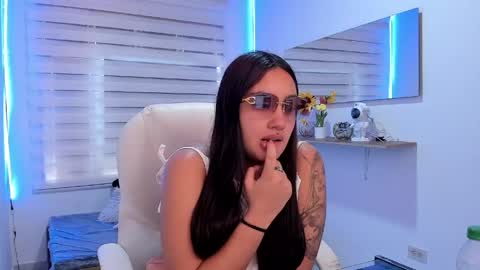 caroline_rodriguez_9 online show from April 25, 8:06 pm