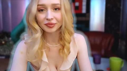 Caroline online show from December 4, 6:08 pm