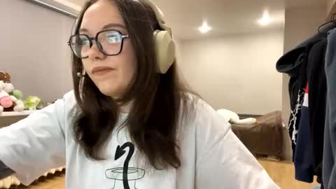 Emilia online show from December 15, 3:45 am