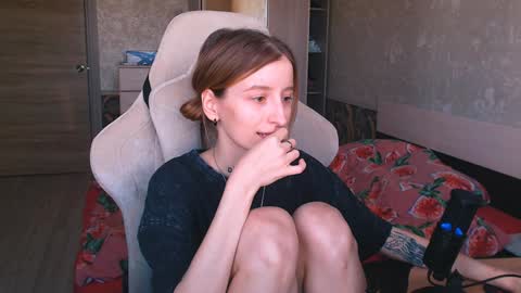 Snapshot of cath_dysphoria_ chatting on December 19, 8:02 am CATH online show from December 19, 8:02 am