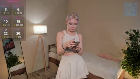 Mia online show from April 17, 11:01 am