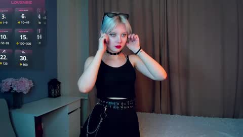 Mia online show from April 6, 11:11 am