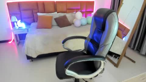 catti_brie_ online show from June 4, 11:36 am