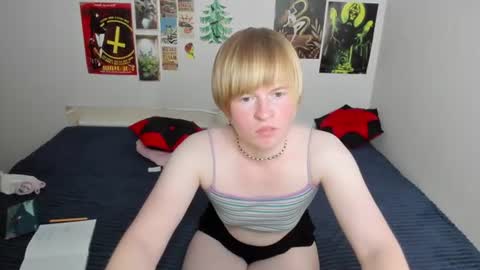 cattie_w_ online show from June 10, 1:38 am