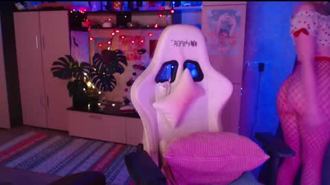 Snapshot of charlie_wtf chatting on December 26, 8:11 pm charlie online show from December 26, 8:11 pm