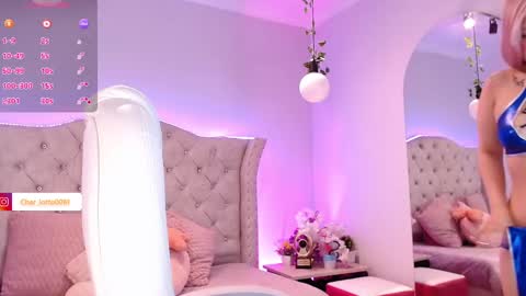 Snapshot of charlotte_jones__1 chatting on December 10, 11:32 am Charlotte online show from December 10, 11:32 am