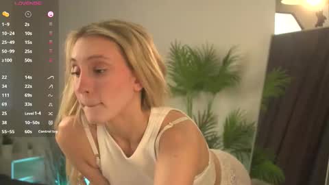 Snapshot of charming_flower chatting on October 14, 1:46 pm MarselinMarsi inst ptj mars online show from October 14, 1:46 pm