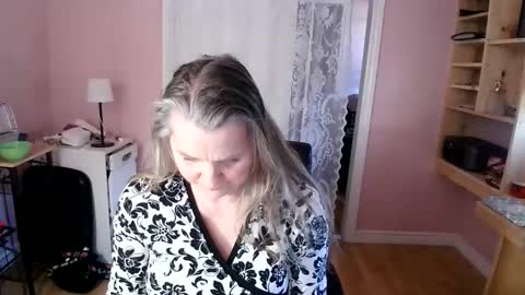 chealsiek online show from April 22, 6:05 pm