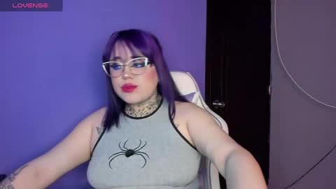 Snapshot of cherrybom_ chatting on January 7, 7:52 am dayis independent model online show from January 7, 7:52 am