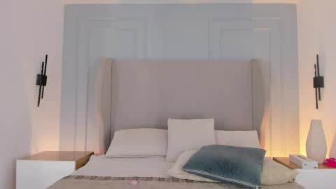 Chloe online show from April 24, 12:30 pm