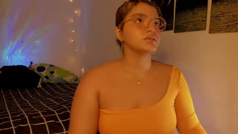 chloe_kisses online show from April 21, 11:17 am