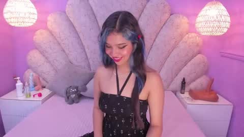 Snapshot of chloe_watson_ chatting on February 14, 8:37 pm online show from February 14, 8:37 pm