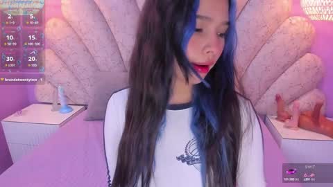 Snapshot of chloe_watson_ chatting on January 28, 10:12 pm online show from January 28, 10:12 pm