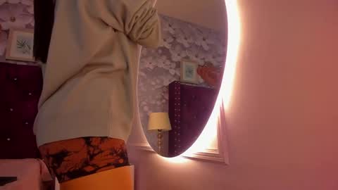 Snapshot of chloe_watson_ chatting on September 24, 2:43 am online show from September 24, 2:43 am