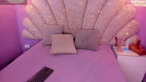 Snapshot of chloe_watson_ chatting on February 28, 7:56 pm online show from February 28, 7:56 pm