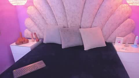 Snapshot of chloe_watson_ chatting on January 12, 7:42 pm online show from January 12, 7:42 pm