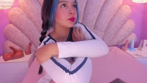 Snapshot of chloe_watson_ chatting on February 22, 10:04 pm online show from February 22, 10:04 pm